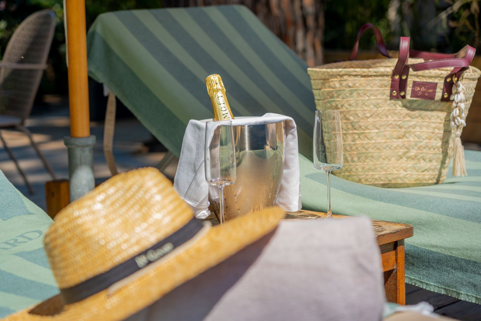 Champagne au bord de la piscine
