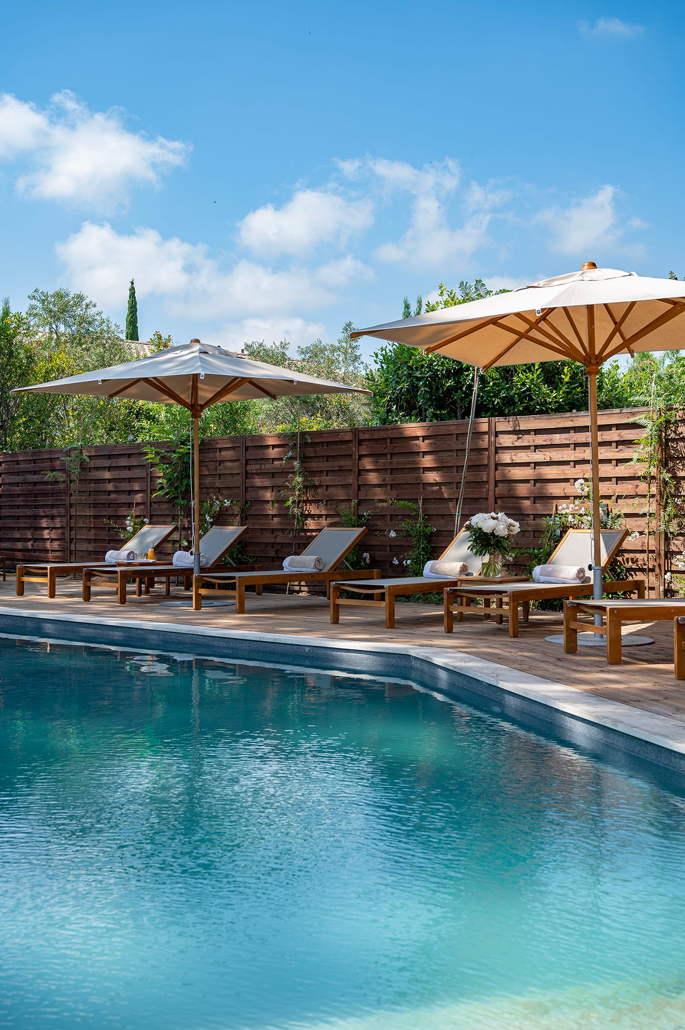 Piscine sous le ciel bleu